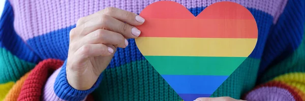 Femme détient une carte de Saint-Valentin avec symboles lgbt gros plan — Photo