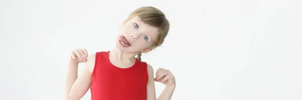 Kleines lustiges Mädchen, das herumalbert und Zunge zeigt — Stockfoto