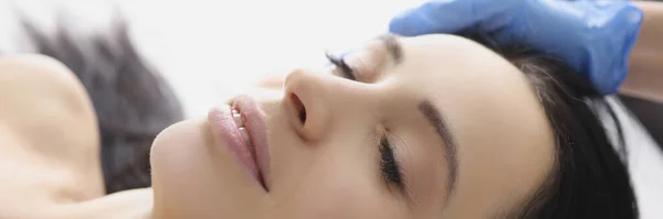 Dokter het maken van gezichtsmassage aan patiënt met behulp van darsonval in kliniek — Stockfoto