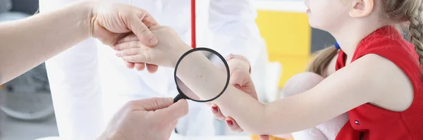 Arzt untersucht Babyhaut in Klinik mit Lupe — Stockfoto