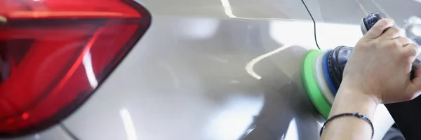 Meister Polieren Auto mit speziellen Maschine Nahaufnahme — Stockfoto