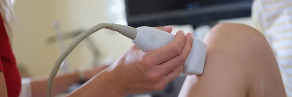 Orvos ultrahangos vizsgálat a beteg térd ízület klinika közelkép — Stock Fotó