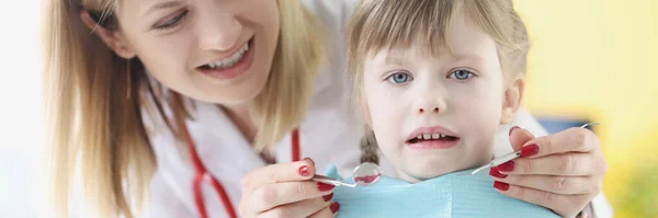 Pequeña chica asustada lindo sentado en silla en el dentista primer plano — Foto de Stock