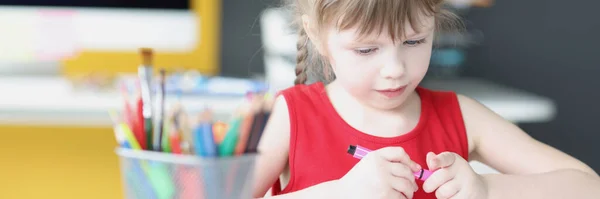 Little beautiful girl draws pencils at home closeup — Stock Photo, Image