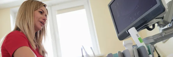 Ультразвуковой сканер в руках врача осмотрит женщину — стоковое фото