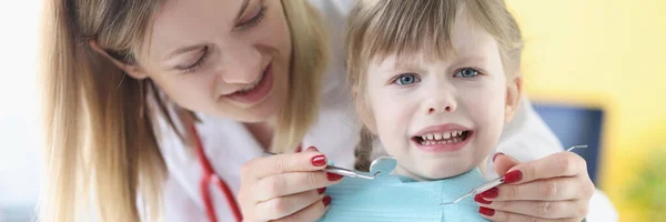 A kislány fél a fogorvostól. — Stock Fotó