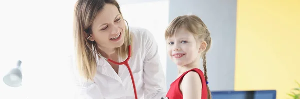 Medico esamina bambina con stetoscopio primo piano — Foto Stock