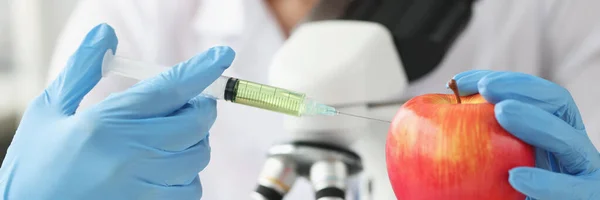 Doktor Wissenschaftler macht Injektion in Apfel im Labor — Stockfoto
