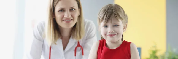 Kinderarts arts en klein meisje met medische pillen closeup — Stockfoto