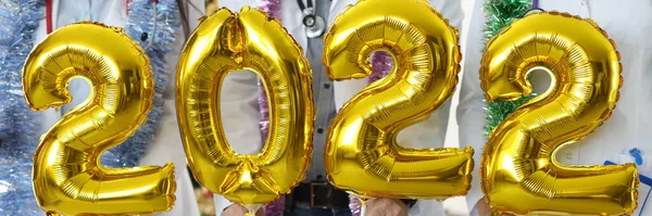 Médicos segurando balões dourados com números 2022 close-up — Fotografia de Stock