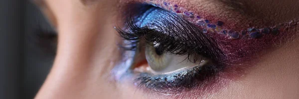 Closeup of bright evening makeup on female eyes — Fotografia de Stock