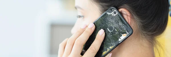 Vrouw praten op gebroken mobiele telefoon closeup — Stockfoto