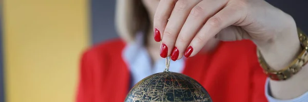 Жінка тримає різдвяний м'яч з картою світу крупним планом — стокове фото