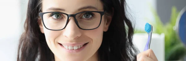 Fiatal nő fogorvos szemüvegben fogkefével a kezében — Stock Fotó