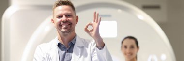 Doktor ve hasta, modern hastane laboratuvarında CT, MRI veya PET muayenesi gerçekleştiriyor.