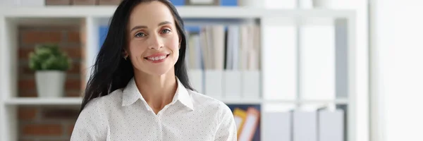 Glimlachende vrouwelijke business consultant aan de werktafel in kantoor — Stockfoto