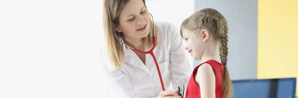 Medico pediatra ascolta la respirazione e il battito cardiaco con stetoscopio della bambina. — Foto Stock