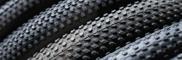 Nuovi pneumatici neri per biciclette con diversi battistrada primo piano — Foto Stock