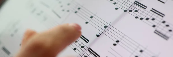 La mujer señala las notas musicales. Música clásica y educación musical —  Fotos de Stock