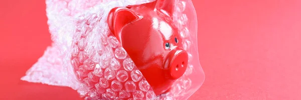 Cochon tirelire enveloppé dans un sac en plastique gommeux — Photo