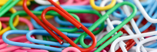 Montones de clips de papel multicolor del mismo tamaño en la mesa. —  Fotos de Stock