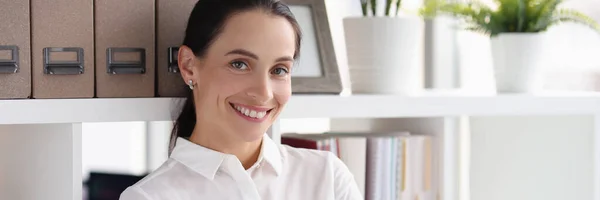 Портрет улыбающейся деловой женщины в офисе крупным планом — стоковое фото