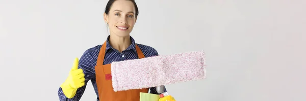 Mosolygó nő takarítónő tartja hüvelykujját — Stock Fotó