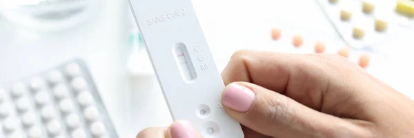 Test PCR positivo per le mani femminili per l'infezione coronavirica — Foto Stock