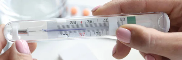 Kadın eli termometresi masa camı üzerinde su ve PCR testi — Stok fotoğraf