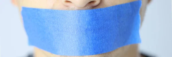 Retrato de mujer con boca sellada con cinta azul — Foto de Stock