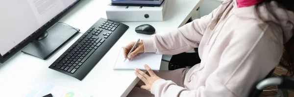 Frau im Rollstuhl arbeitet am Computer am Arbeitsplatz — Stockfoto