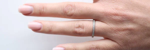 Bague en argent avec petites pierres sur la main femme — Photo