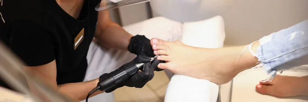 Dame putzt Personen Füße — Stockfoto
