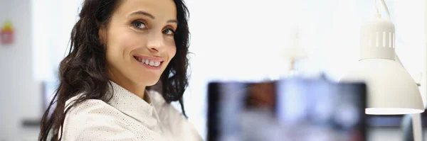 Mujer alegre y dulce — Foto de Stock