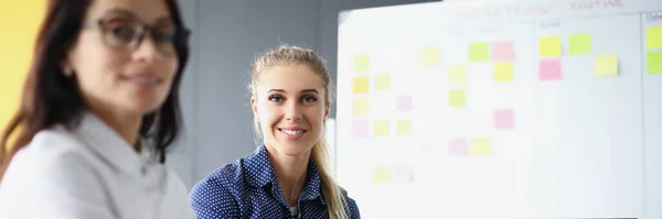 Usmívající se žena na pracovišti — Stock fotografie