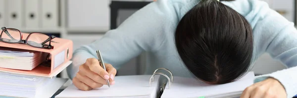 Mulher cansada está na pasta com documentos de trabalho no escritório — Fotografia de Stock