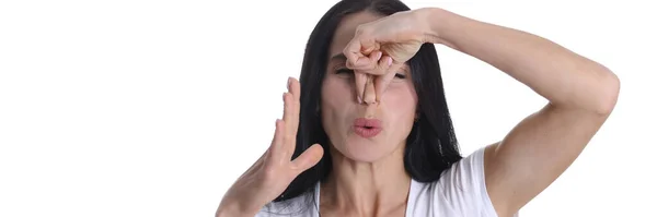 Irritiertes Porträt einer jungen Frau, die Nase vor üblem Geruch verdeckt — Stockfoto