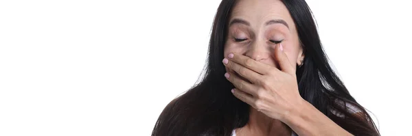 Πορτρέτο της γυναίκας που καλύπτει το χέρι πάνω από το στόμα σε λευκό φόντο — Φωτογραφία Αρχείου