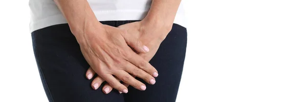 Fiatal beteg nő fogja a kezét nyomja a perineum alhasi — Stock Fotó