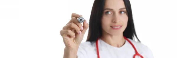 Портрет лікаря в білому пальто і стетоскоп тримає маркер — стокове фото
