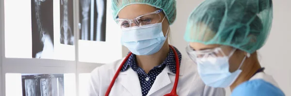 Protective face mask on worker — Stock Photo, Image