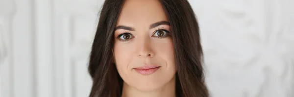 Retrato uma bela mulher morena com cabelo comprido — Fotografia de Stock