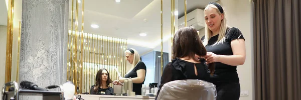Жінка сидить у перукарському кріслі перед дзеркалом — стокове фото