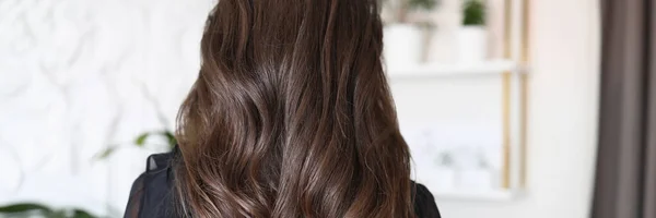 Piękne długie włosy młodej brunetki — Zdjęcie stockowe