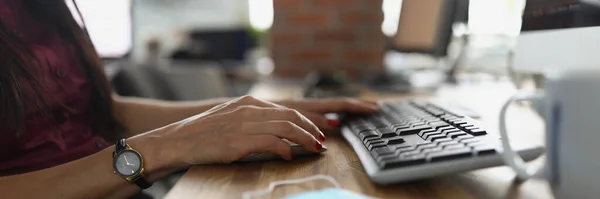 Female hands with a clock press the keyboard — Stock Fotó