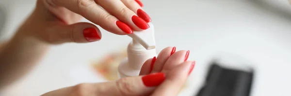 Belas mãos com manicure pressionam a garrafa — Fotografia de Stock