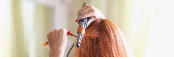 Жінка перед дзеркалом і робить волосся — стокове фото