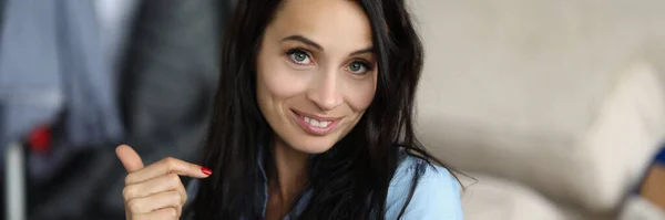 Aantrekkelijke jonge brunette vrouw glimlachen close up — Stockfoto