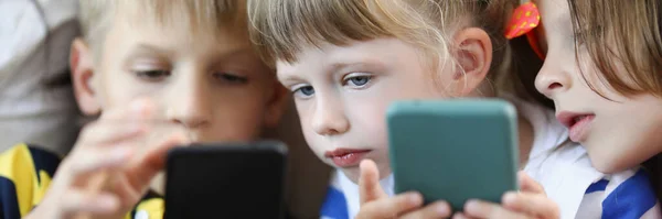 Kinderen zittend op de Bank — Stockfoto