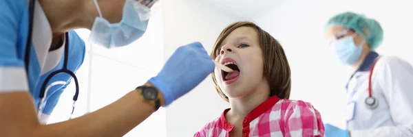 Kid in hospital on diagnostic — Stock Photo, Image